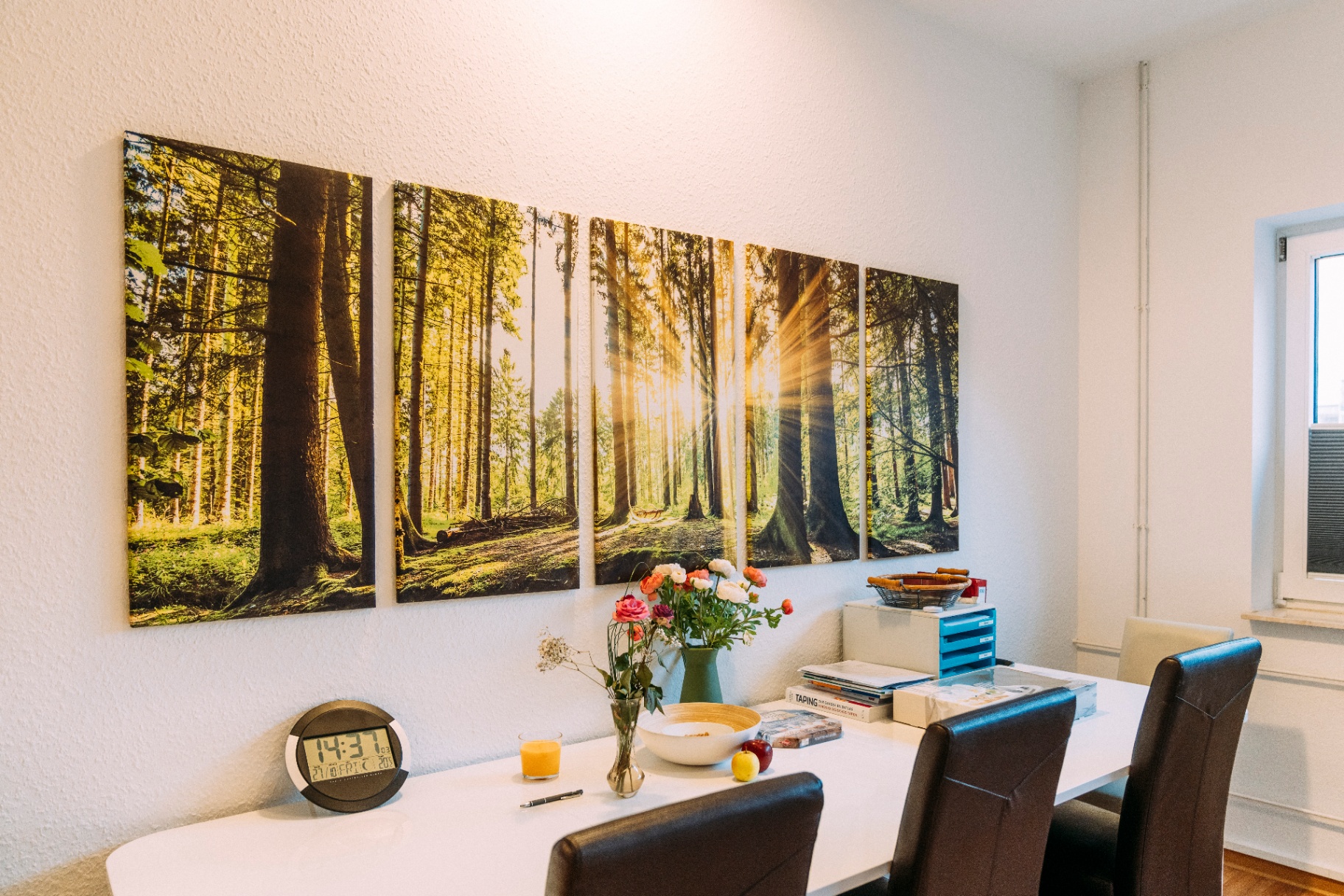 Wandbilder Waldmotiv im Aufenthaltsraum