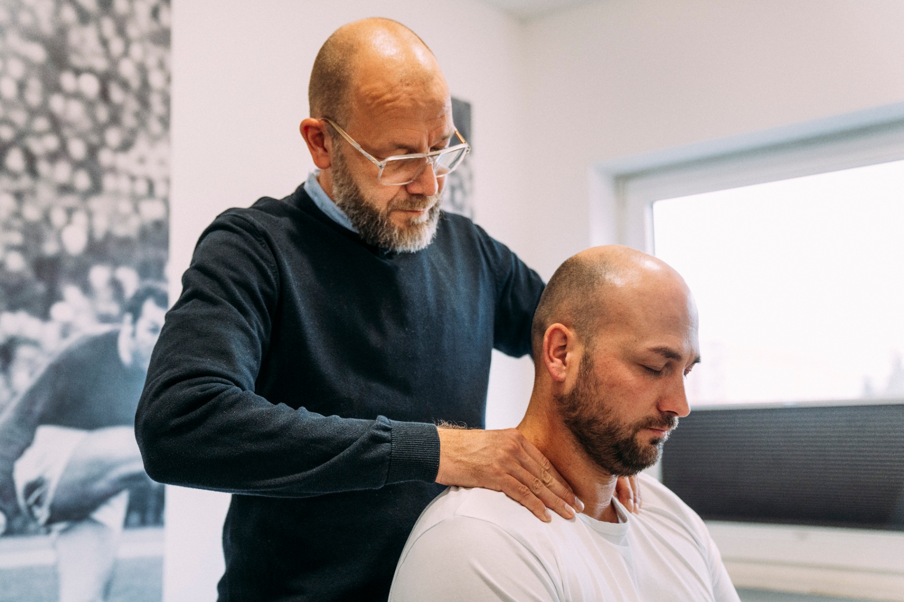 Tobi bei Nackenbehandlung eines Patienten