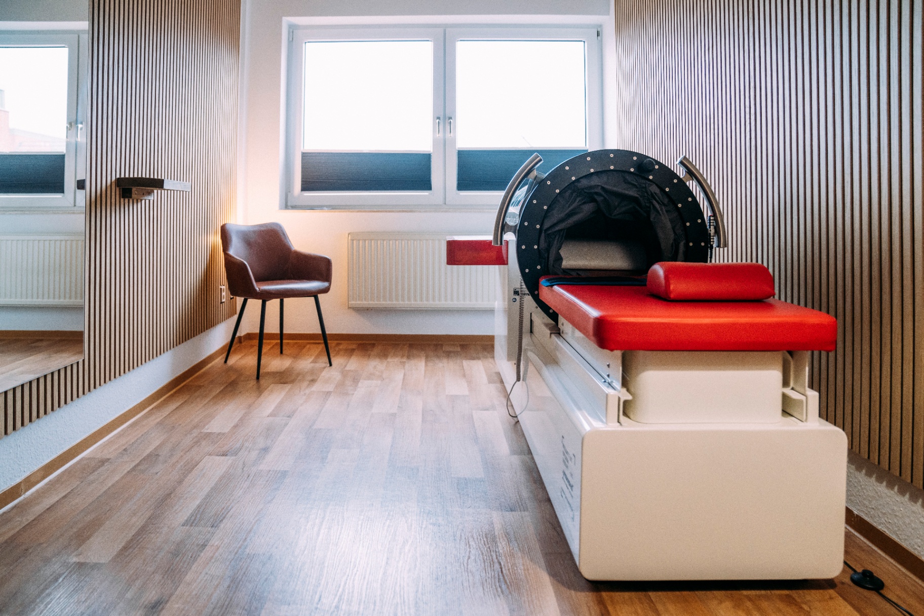 Vakuum-Therapie Raum mit Holzpaneelen