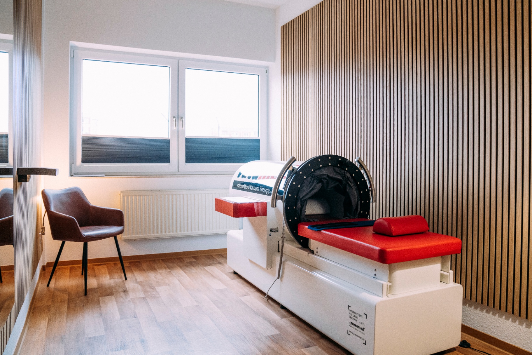 Vakuum-Therapie Raum mit Akustikwand